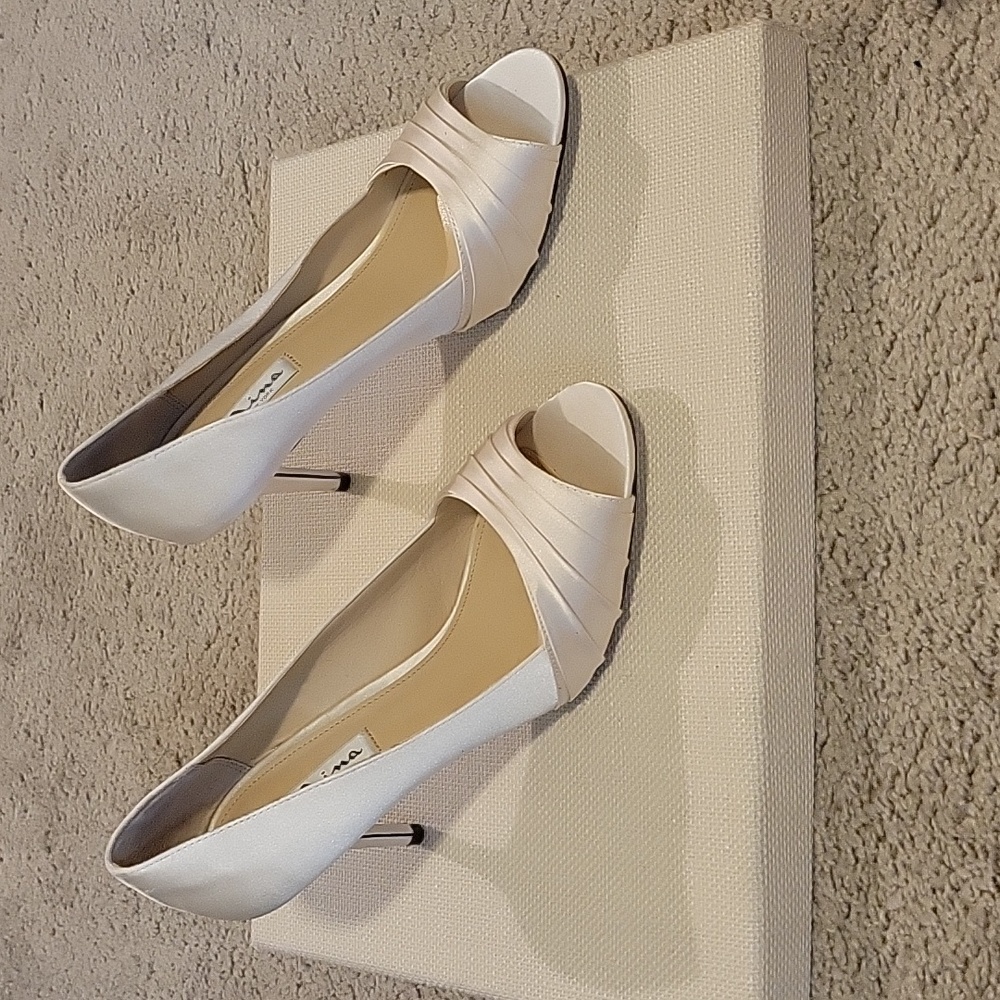 Size 9.5M cream colored satin women's heels